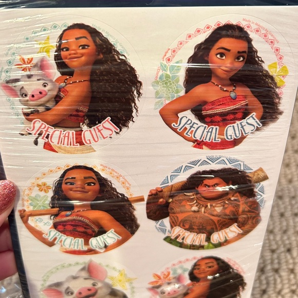 Disney 100+ pc Moana Party Supplies with Colorful Leis - Picture 11 of 12